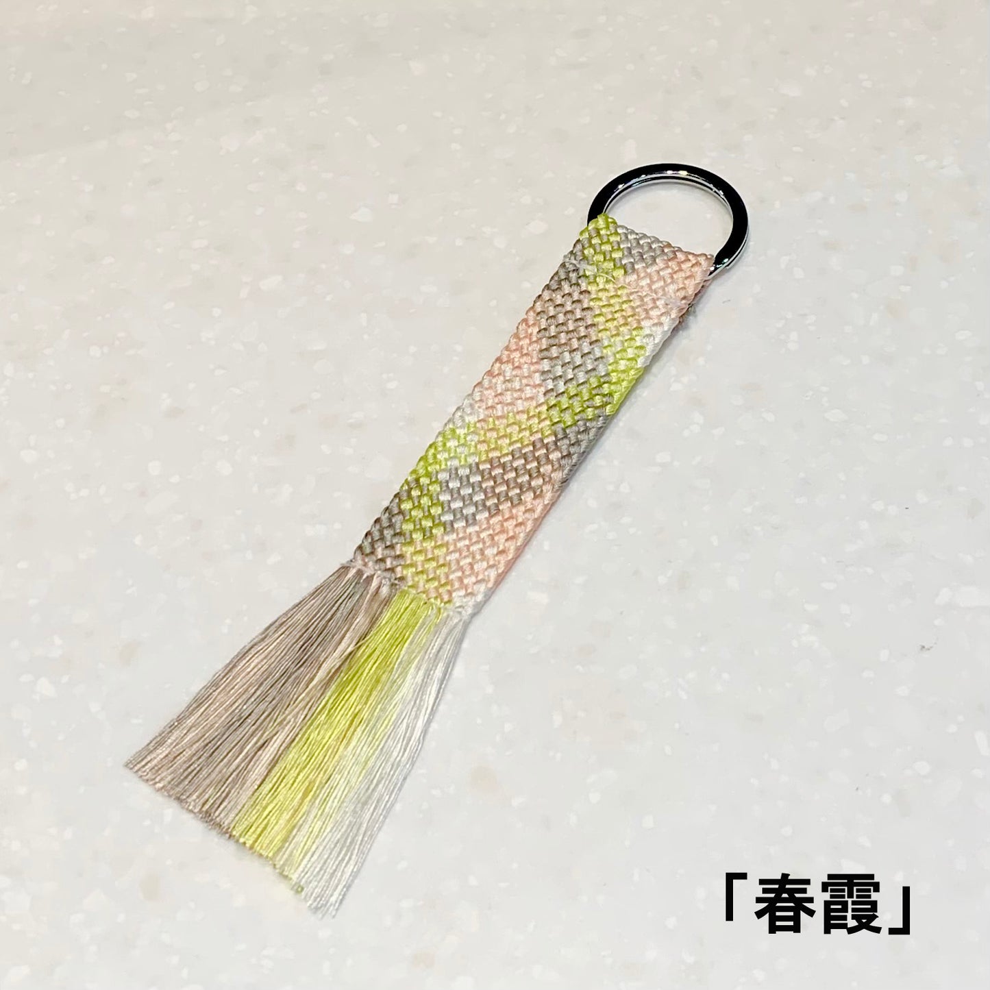 高台を使った組紐チャーム製作体験（日本語と英語）