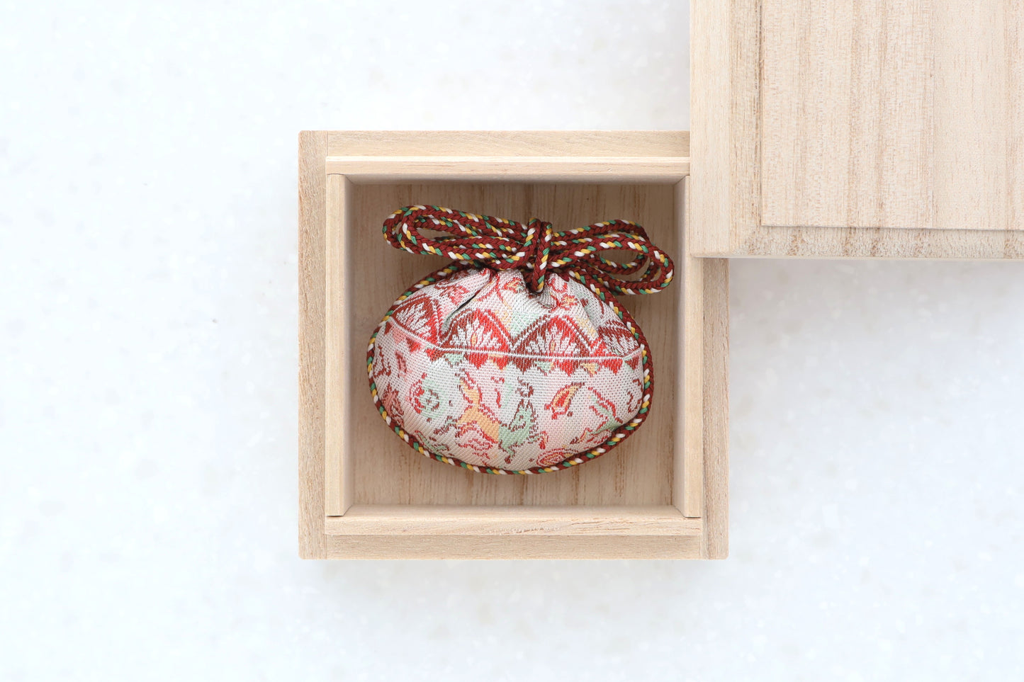 錦の香袋「陶彩遊馬文」11月頒布品