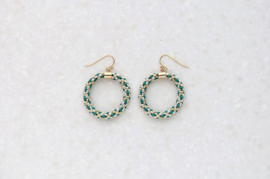 丸八つ組 ピアス・イヤリング エメラルドグリーン〈アクセサリー〉