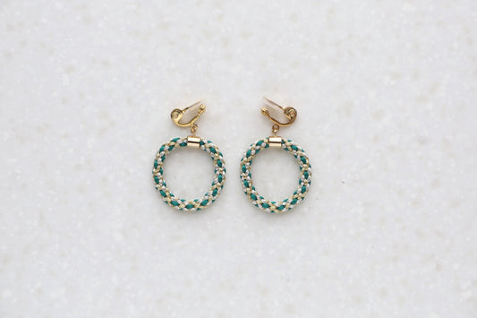 丸八つ組 ピアス・イヤリング エメラルドグリーン〈アクセサリー〉