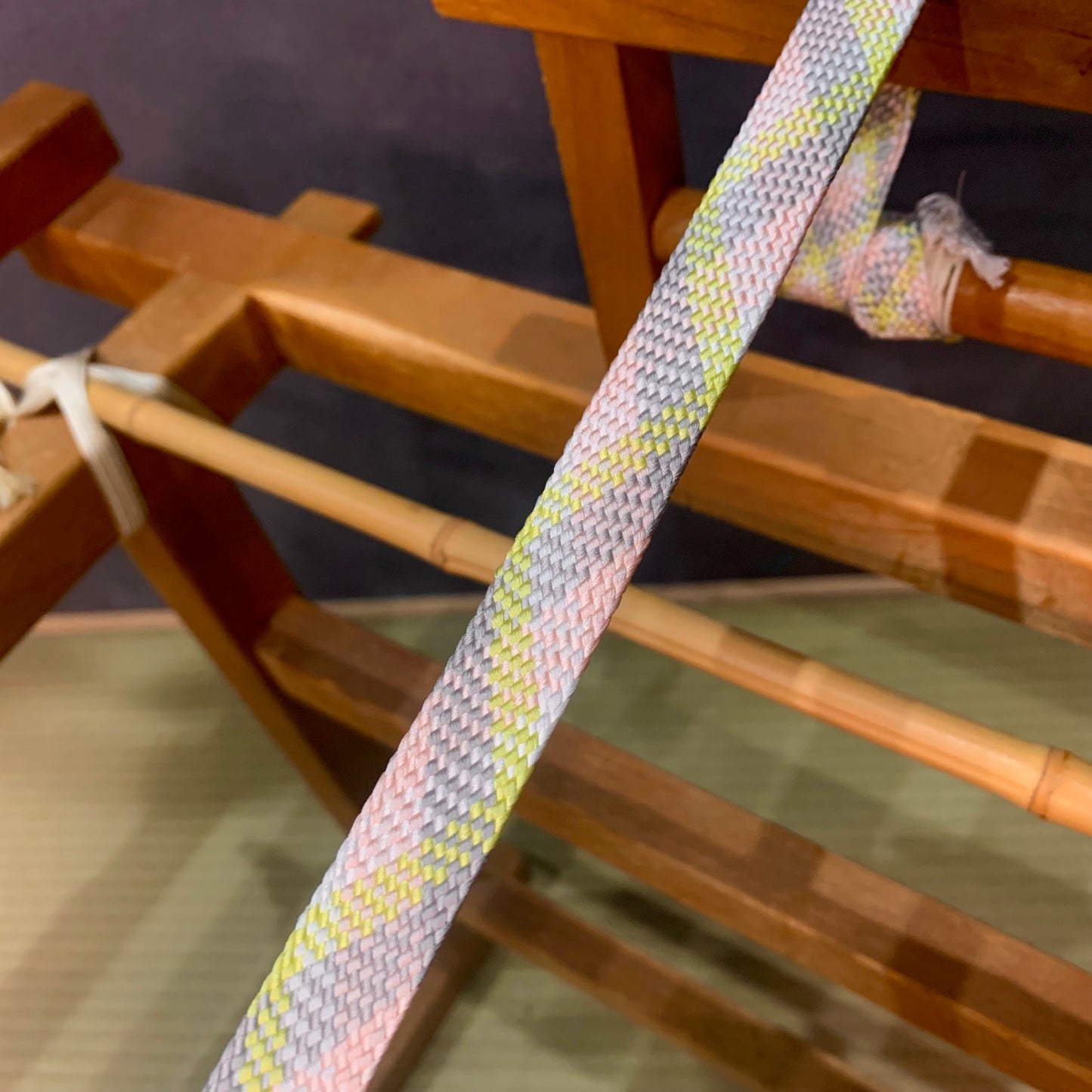 高台を使った組紐チャーム製作体験（日本語と英語）