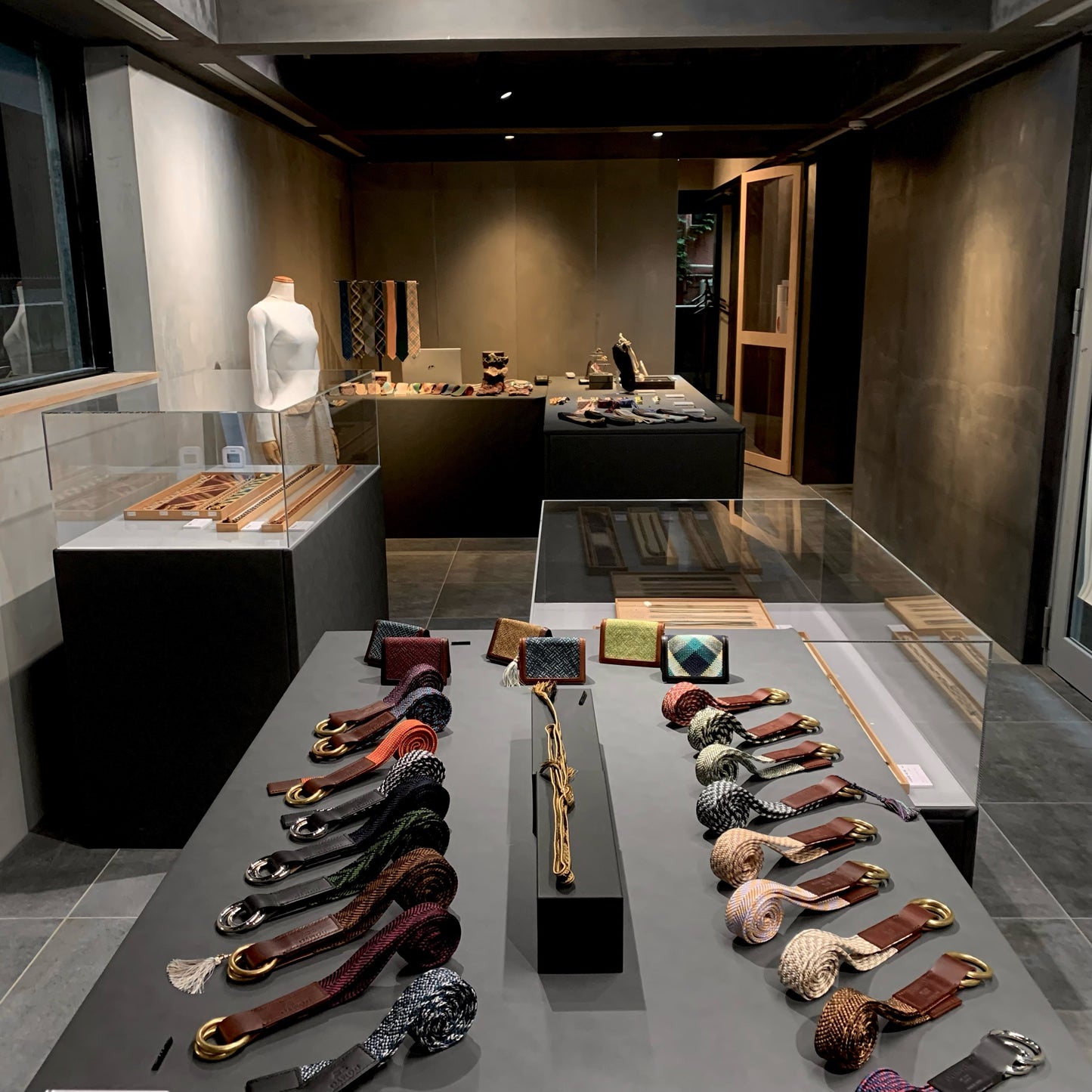 高台を使った組紐チャーム製作体験（日本語と英語）